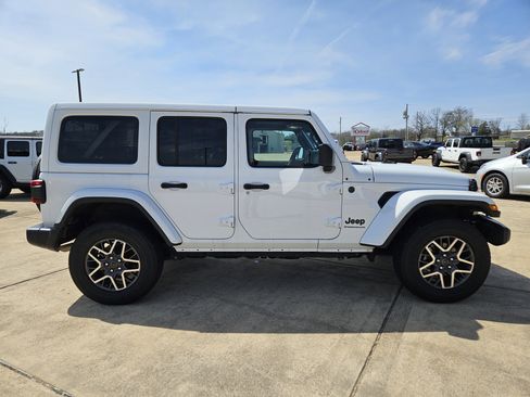 Used 2025 Jeep Wrangler Unlimited Sahara AWD/4WD image 7