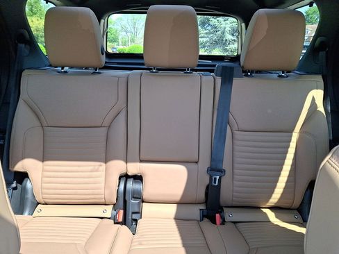 Certified 2025 Land Rover Discovery Dynamic SE image 13