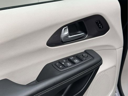 Used 2024 Chrysler Pacifica Touring-L image 17