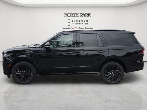 New 2026 Lincoln Navigator Reserve w/ Jet Appearance Package AWD/4WD image 2