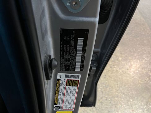 Used 2025 Toyota Highlander LE FWD image 31