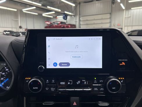 Used 2024 Toyota Highlander XLE image 14