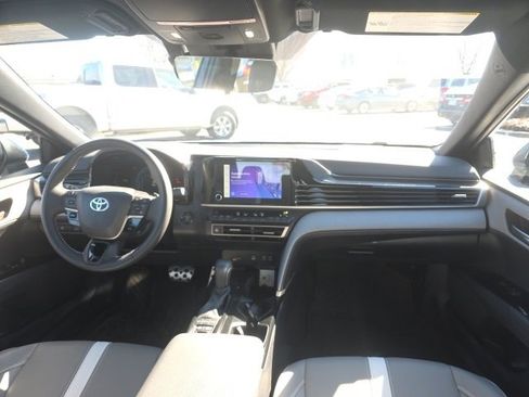 Used 2025 Toyota Camry SE image 8
