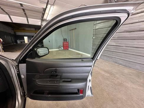 Used 2006 Ford Crown Victoria LX RWD image 30