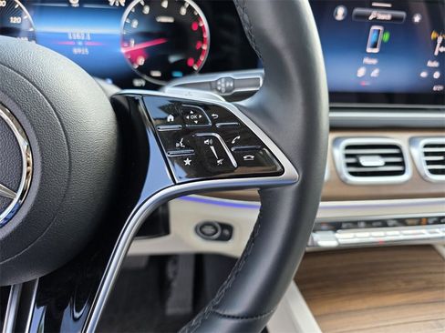 Used 2025 Mercedes-Benz GLS 450 4MATIC image 24