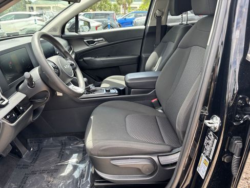 Used 2025 Kia Sportage LX FWD image 28