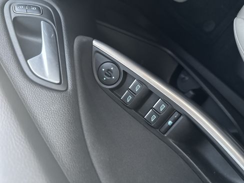 Used 2018 Ford Focus Titanium w/ Titanium Technology Package FWD image 18