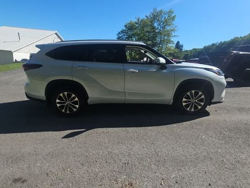 Used 2024 Toyota Highlander XLE AWD/4WD image 6