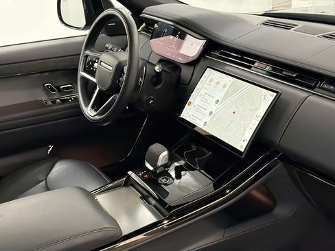 Used 2025 Land Rover Range Rover Sport SE image 11