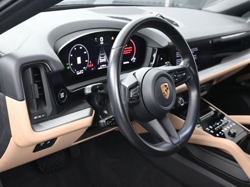 Certified 2024 Porsche Cayenne Coupe image 5