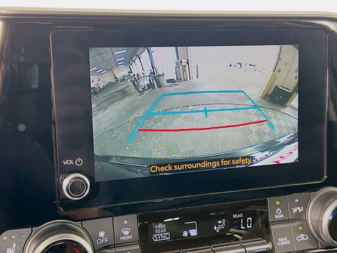Used 2023 Toyota Highlander XLE AWD/4WD image 29