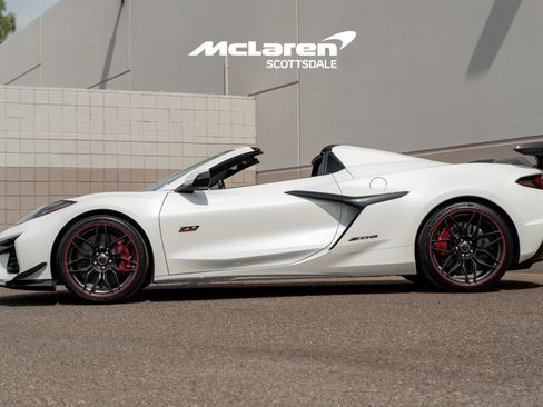 Used 2023 Chevrolet Corvette Z06 w/ Z07 Performance Package RWD image 4