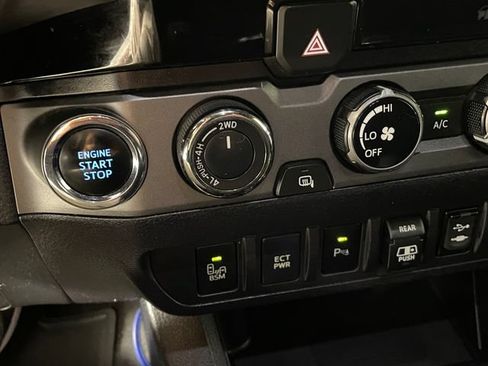 Used 2018 Toyota Tacoma TRD Sport w/ Technology Package AWD/4WD image 11