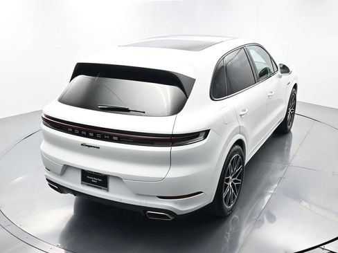 Certified 2025 Porsche Cayenne E-Hybrid w/ Premium Package Plus AWD/4WD image 42