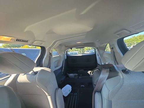 Used 2023 Toyota Sienna LE AWD/4WD image 11