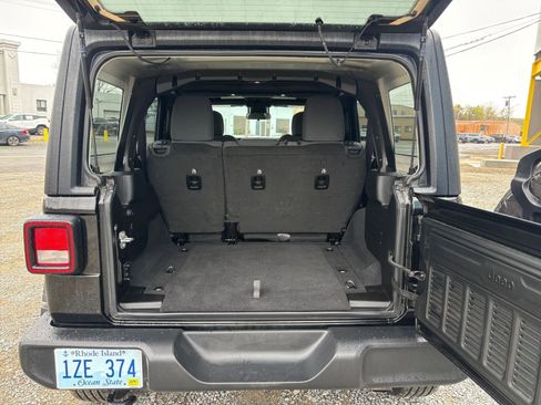 Used 2025 Jeep Wrangler Sport S image 27