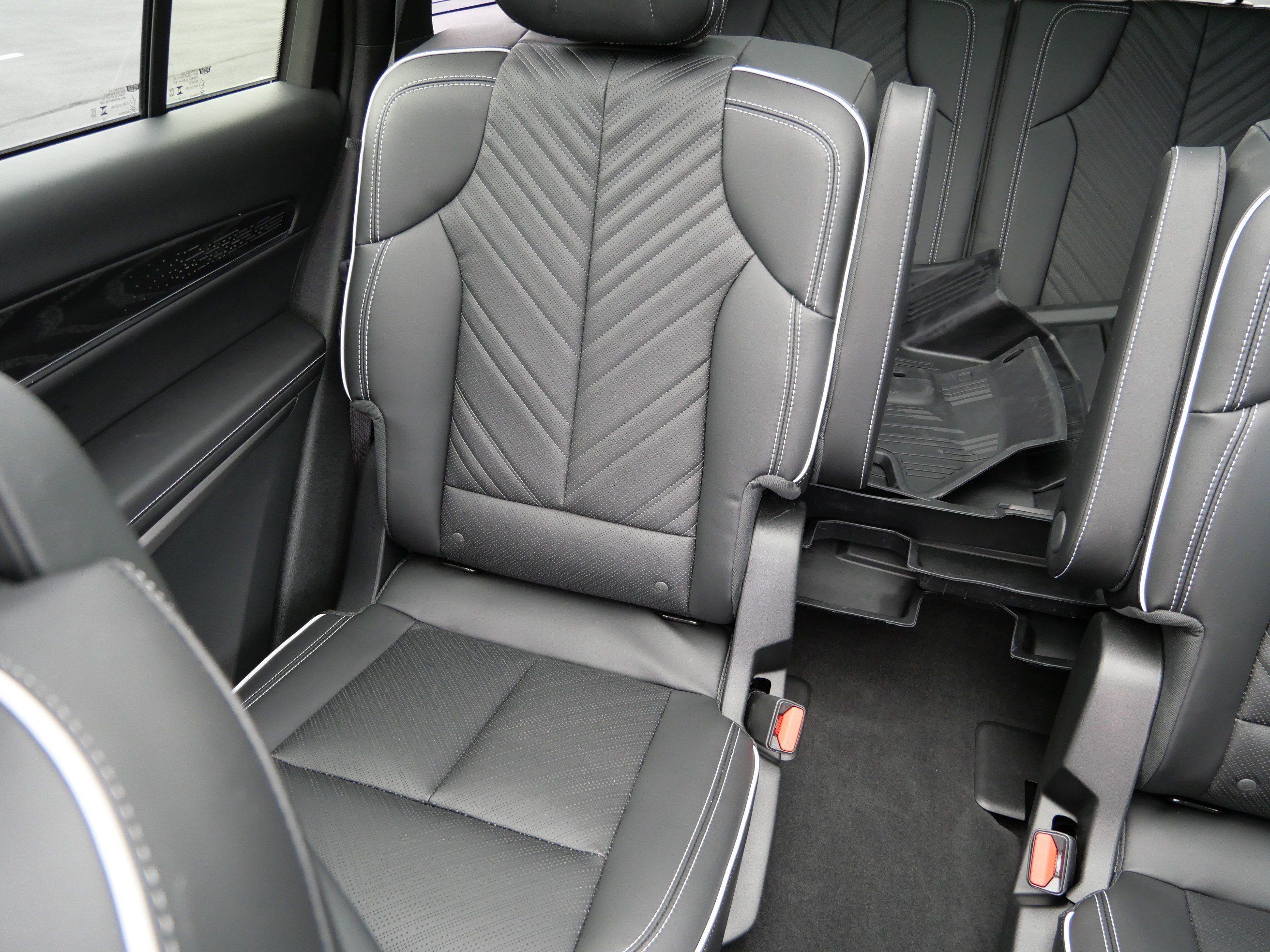 Certified 2026 Cadillac Vistiq Sport w/ LPO, Floor Liner Package AWD/4WD image 12