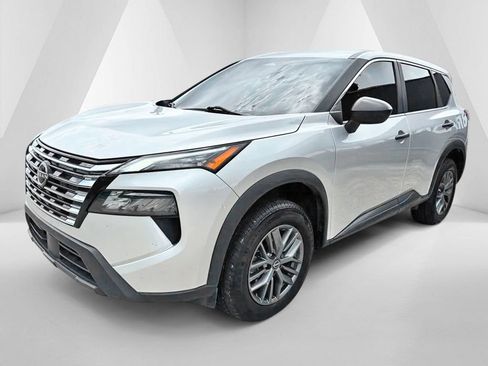 Used 2024 Nissan Rogue S FWD image 3
