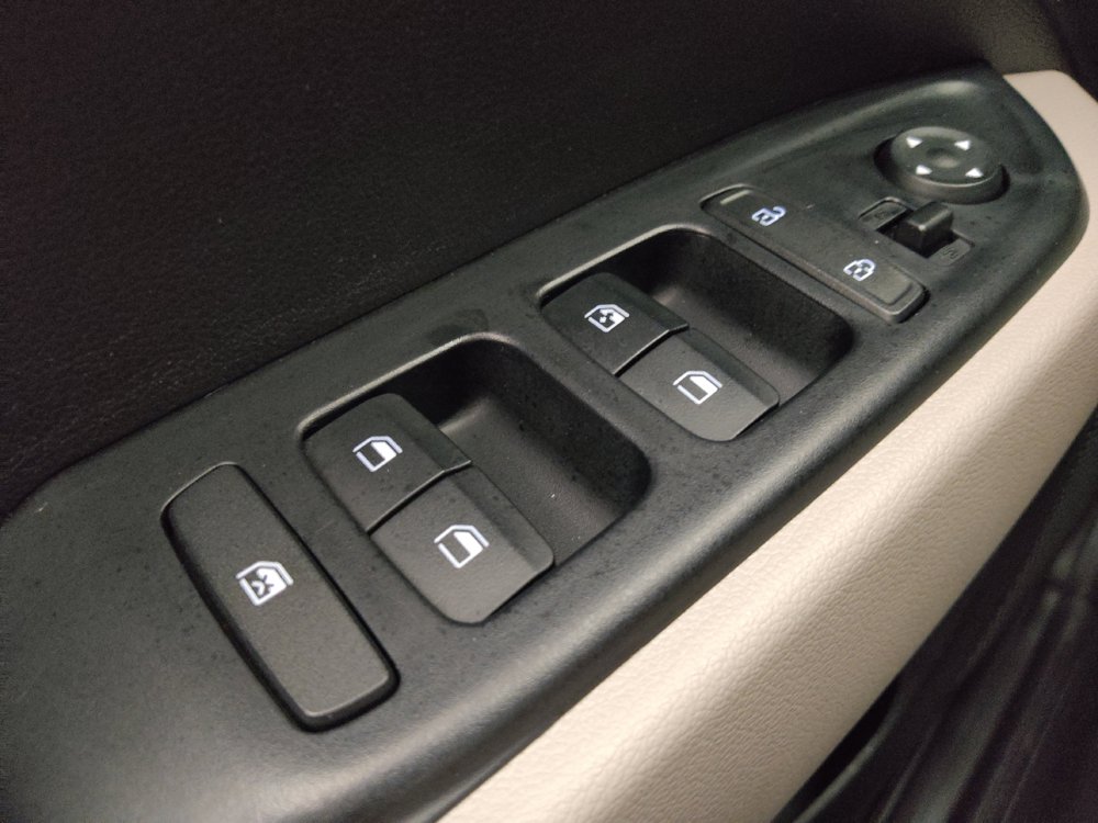 Used 2025 Hyundai Venue SEL FWD image 27