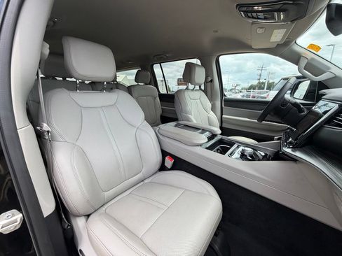 Used 2024 Jeep Wagoneer L Series II RWD image 32
