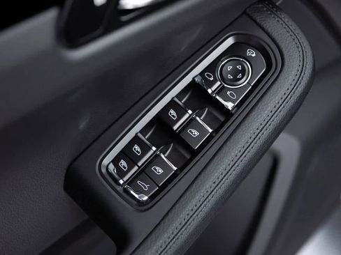 Certified 2025 Porsche Macan image 19