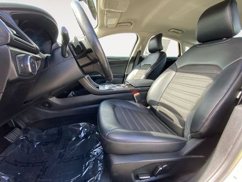 Used 2018 Ford Fusion SE w/ Equipment Group 201A FWD image 9