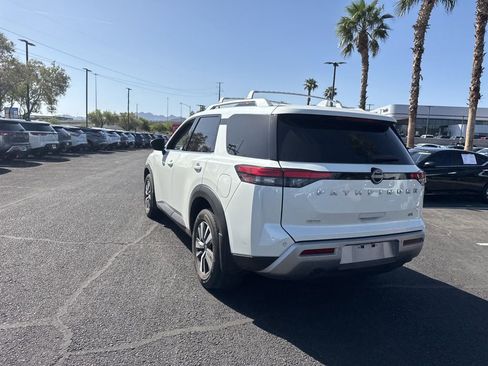 Used 2024 Nissan Pathfinder SL FWD image 12