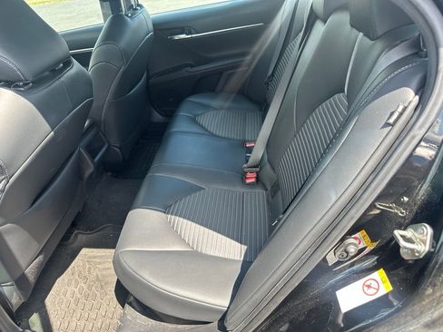 Used 2019 Toyota Camry SE w/ Sunroof Package FWD image 9