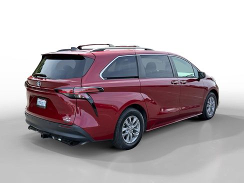 Used 2022 Toyota Sienna XLE w/ XLE Plus Package image 5