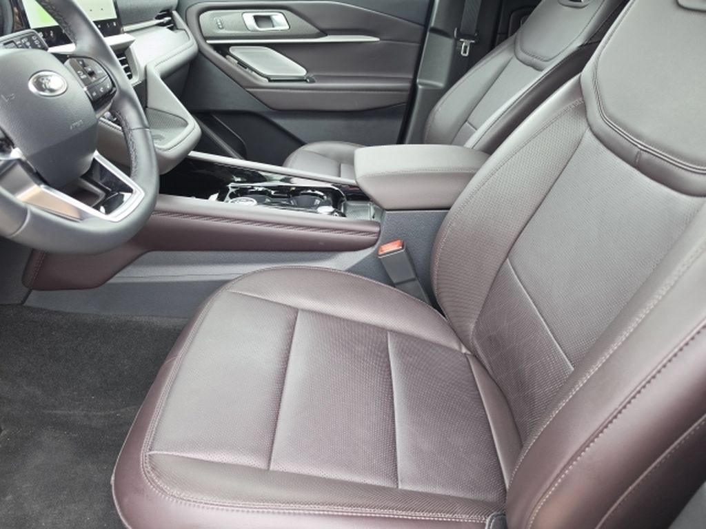 Used 2025 Ford Explorer Platinum AWD/4WD image 10