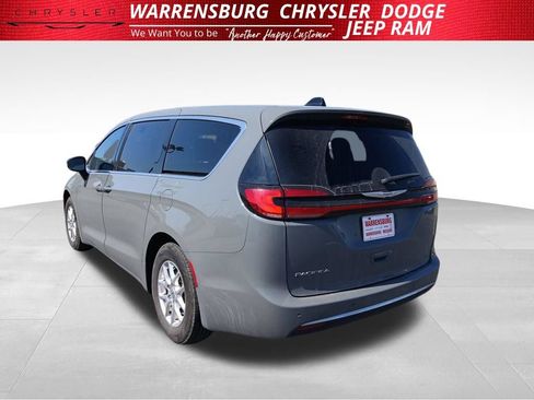 Used 2023 Chrysler Pacifica Touring-L FWD image 7