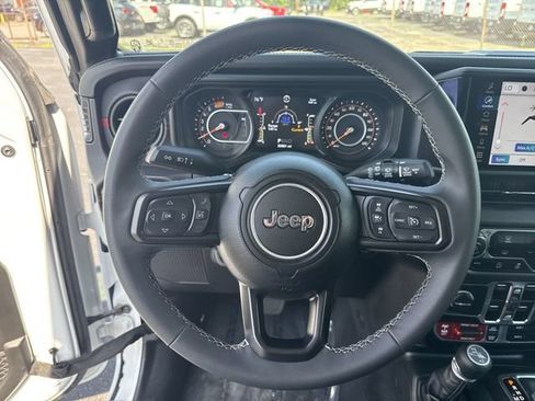 Used 2025 Jeep Wrangler Unlimited Rubicon AWD/4WD image 13