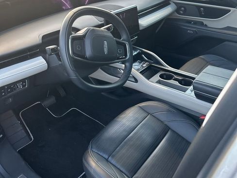 Used 2025 Lincoln Nautilus Reserve image 5