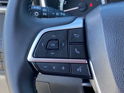 Certified 2025 Toyota Highlander XLE image 25