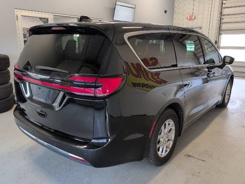 Used 2025 Chrysler Pacifica Select FWD image 5