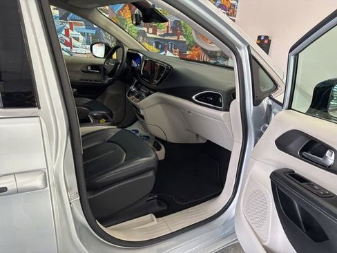 Used 2024 Chrysler Pacifica Touring-L image 52