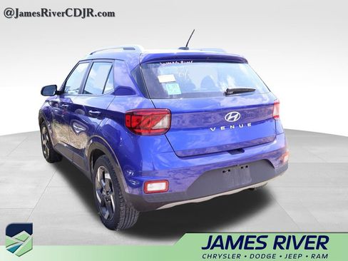Used 2025 Hyundai Venue SEL FWD image 22