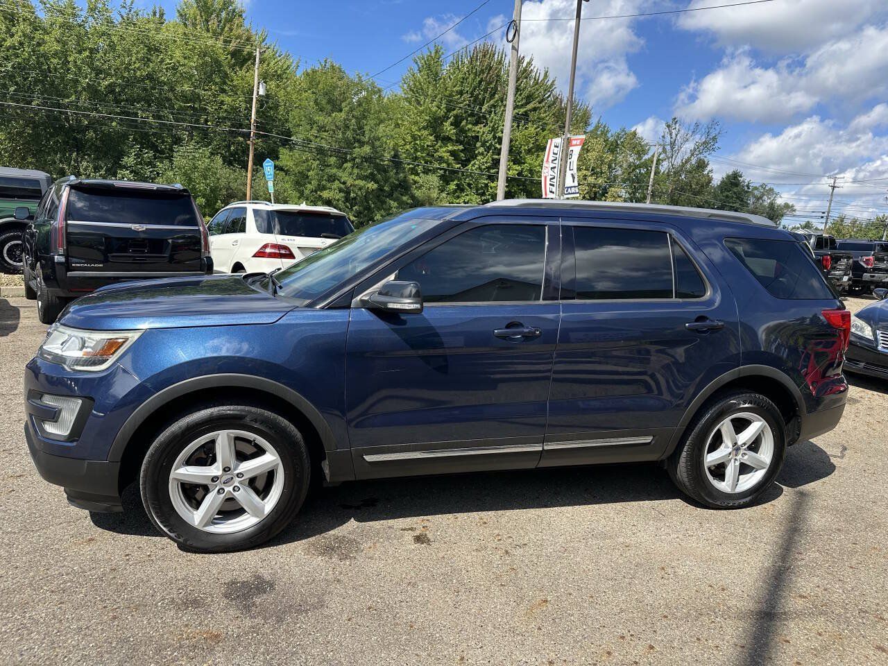 Used 2016 Ford Explorer XLT w/ Equipment Group 202A AWD/4WD image 3