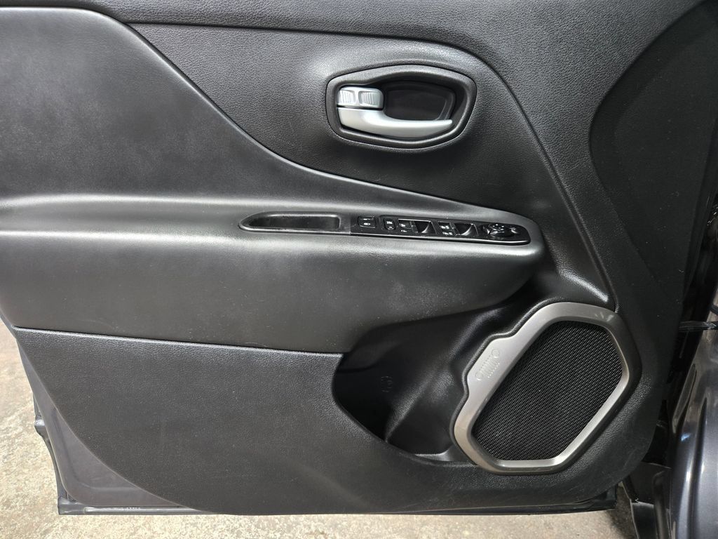 Used 2023 Jeep Renegade Limited w/ Sun/Sound Group AWD/4WD image 8