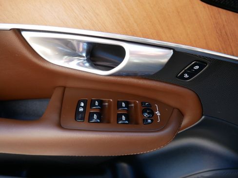 Certified 2023 Volvo XC90 T8 Plus AWD/4WD image 16