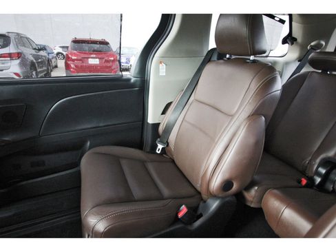 Used 2015 Toyota Sienna Limited Premium FWD image 13