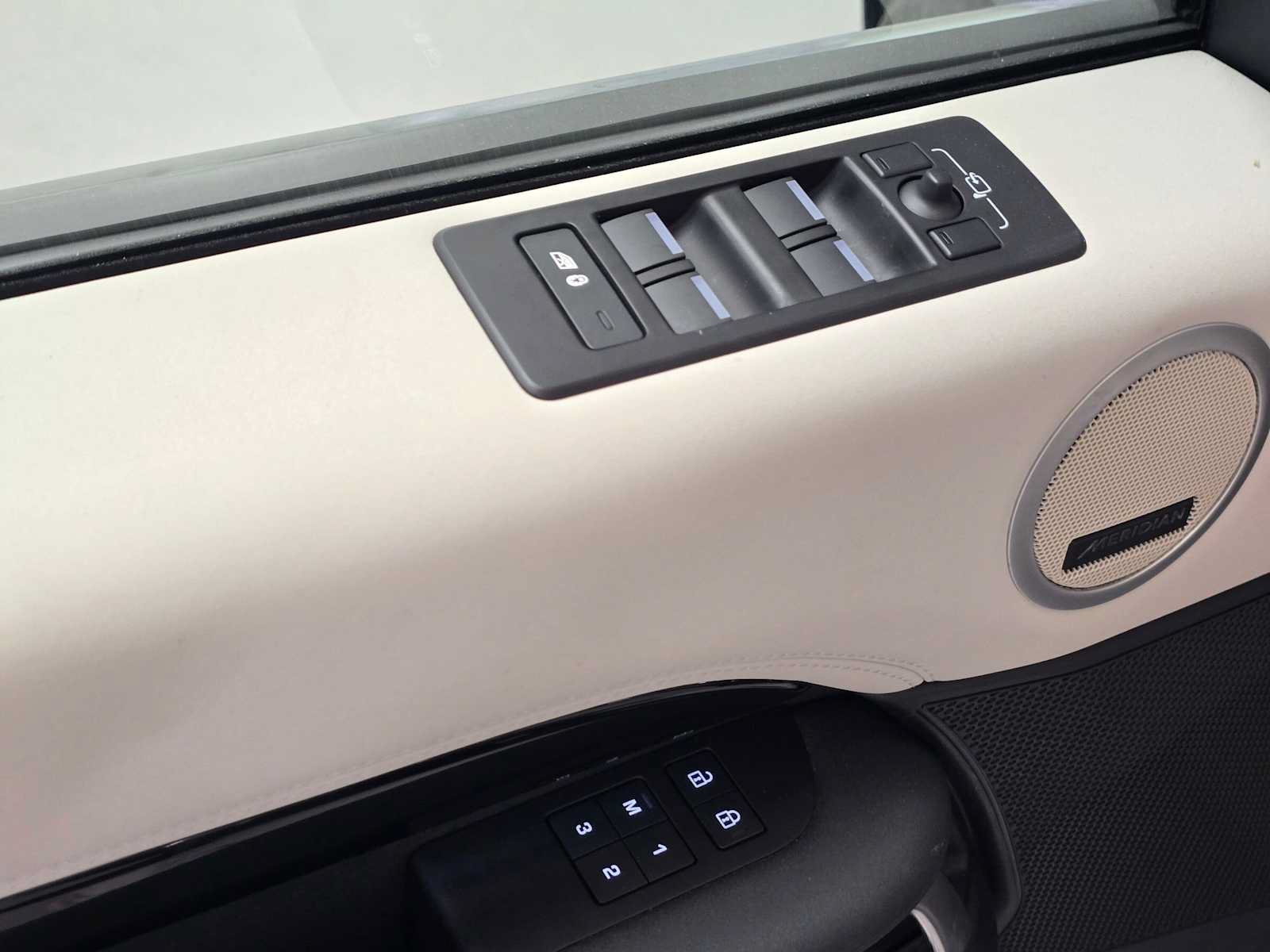 Used 2025 Land Rover Discovery S AWD/4WD image 24