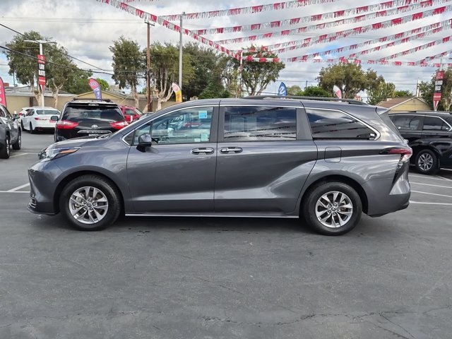 Used 2025 Toyota Sienna XLE FWD image 13