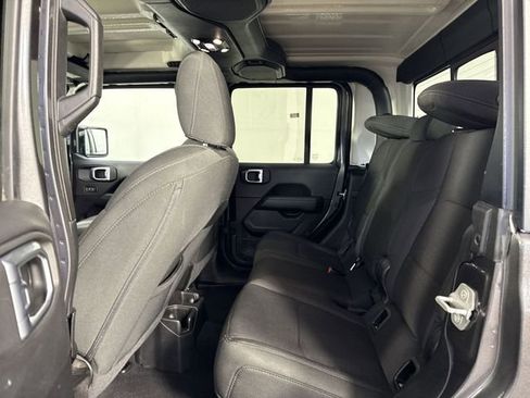 Used 2023 Jeep Gladiator Overland AWD/4WD image 19