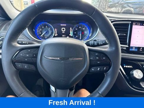 Used 2024 Chrysler Pacifica Touring FWD image 7