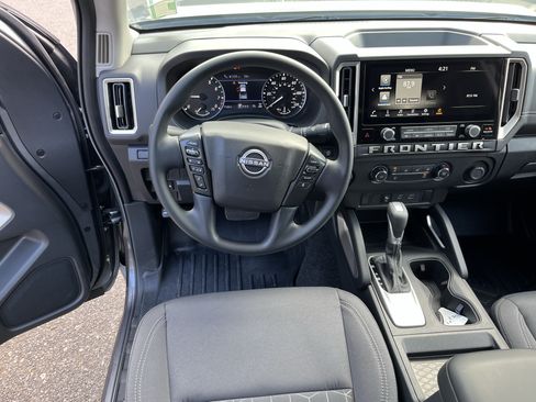 Used 2025 Nissan Frontier SV AWD/4WD image 13