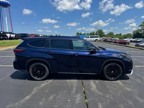 Used 2023 Toyota Highlander XSE AWD/4WD image 2