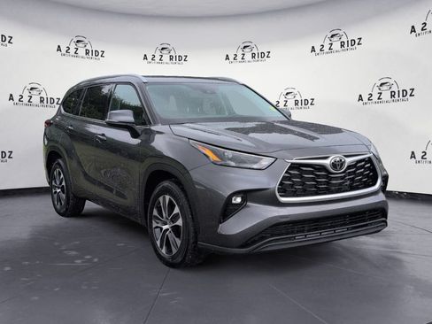 Used 2022 Toyota Highlander XLE FWD image 1