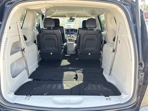 Used 2023 Chrysler Pacifica Touring-L image 12