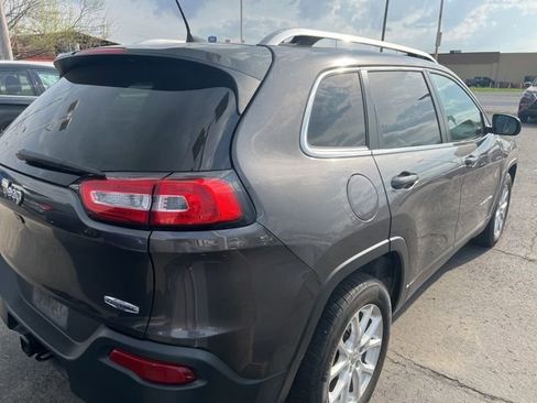 Used 2018 Jeep Cherokee Latitude Plus w/ Comfort/Convenience Group image 3